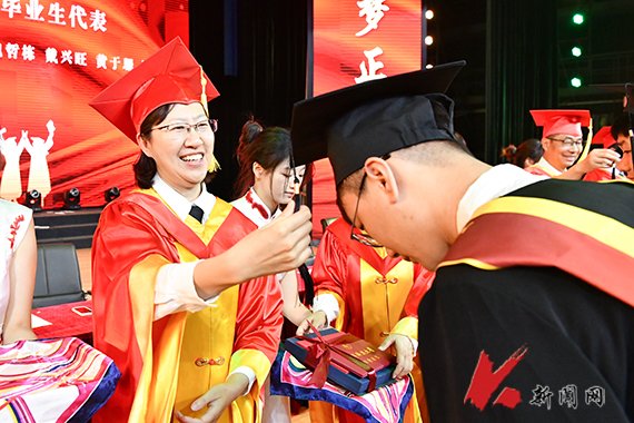 校领导为获得辽宁省优秀毕业生称号的毕