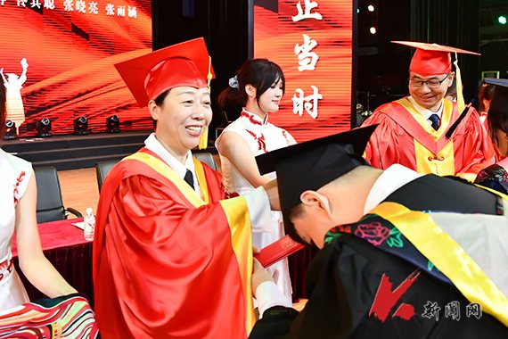 校长胡军宣读2026届毕业生学位授予