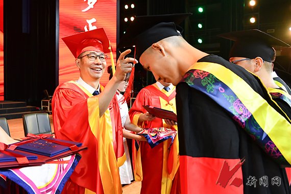 典礼在雄壮的国歌声中拉开帷幕