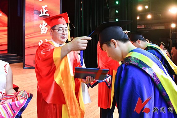 副校长纪振廷宣读关于表扬打麻将赢钱软
